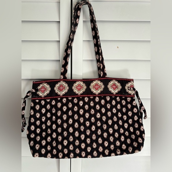 Vera Bradley Betsy Handbag Purse Pirouette Black Red Floral Quilted Retired Fall - Picture 1 of 6